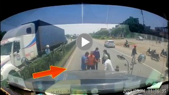 cho hang cong kenh xe may mat lai nga truoc dau xe container