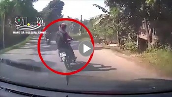 chay xe lang lach 2 nam thanh nien bi container cuon vao gam