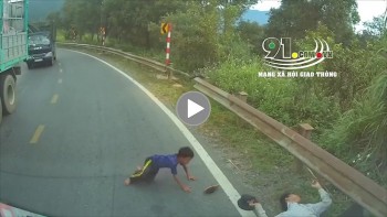 nguoi dan ong vuot au xe ben khi dang sau cho con nho