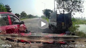 khong cho vuot 2 o to ken cua nhau giua duong