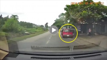 tai xe mo cua xe au suyt gay hoa cho o to khac tren quoc lo