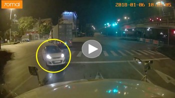 lai xe bat can tai xe o to 5 cho doi dau voi container