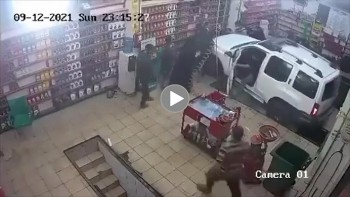o to vao gara dam trung nguoi dan ong ngoi truoc dau xe