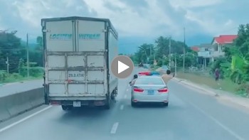 xe tai quyet khong nhuong duong cho xe uu tien