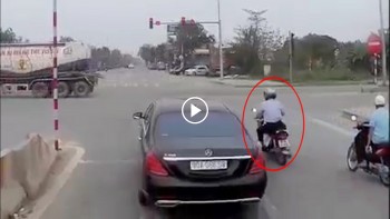 khoanh khac xe may di sai lan tat dau o to va cai ket