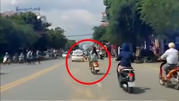 nu sinh phong xe may toc do cao gay tai nan lien hoan