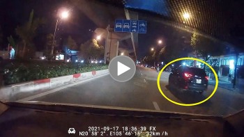 tai xe om cua toc do cao khien 2 xe o to khac suyt gap hoa