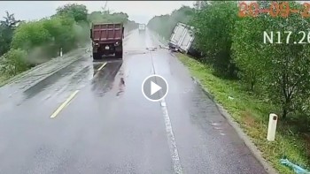 xe tai vuot au khien 2 xe o to khac va lay