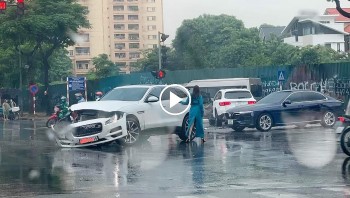 Ô tô vượt đèn đỏ, đâm bẹp xe Mercedes GLC tại ngã tư Hà Nội