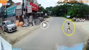 thot tim voi pha danh lai tranh dam phai chau be chay sang duong cua bac tai xe tai
