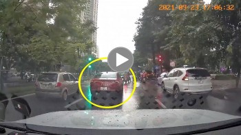 khoanh khac xe hop tong 4 xe may dung den do