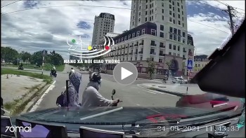 tai xe o to 2 nu sinh di xe may nguoc chieu phai quay dau