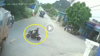 nguoi phu nu di xe dap dien sang duong au thoat nan trong gang tac