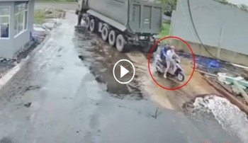 lui xe khong co nguoi dan duong xe ben suyt gay tai nan kinh hoang