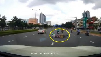 pha danh lai xuat than cua tai xe tranh nguoi di xe may nga truoc dau o to