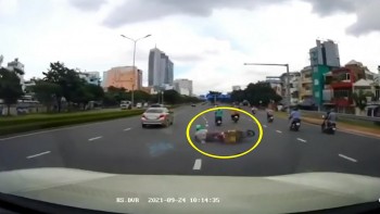 Pha đánh lái xuất thần của tài xế tránh người đi xe máy ngã trước đầu ô tô