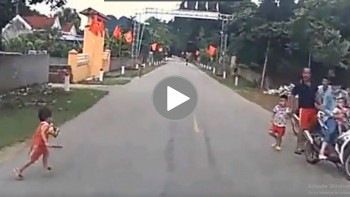 em be chay bang qua mui o to khien moi nguoi dung tim