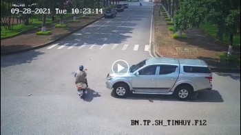 qua giao lo khong den giao thong nguoi phu nu di xe may bi o to tong nga