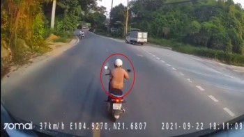 nu ninja bat ngo dung xe khien tai xe phanh chay duong