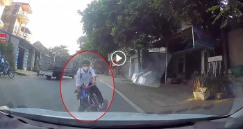 tranh xe tai nam hoc sinh di xe dap dien dam thang vao o to
