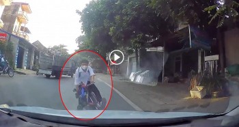 Tránh xe tải, nam học sinh đi xe đạp điện đâm thẳng vào ô tô