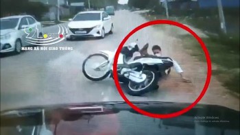 vuot au nam sinh truot nga vao gam xe o to