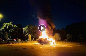 Xe BMV X5 đột ngột bốc cháy, một gia đình thoát nạn