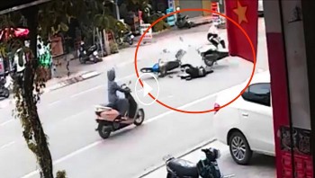 Sang đường thiếu quan sát , nữ "ninja Lead" bị xe máy tông trúng