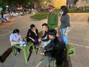 pho di bo ha noi nhieu nguoi dan bi phat loi khong deo khau trang noi cong cong