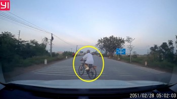 Cụ ông thản nhiên đạp xe sang đường khiến tài xế "khóc thét"