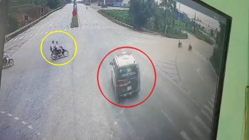 xe cuu thuong tong xe may tai nga tu mot hoc sinh nguy kich