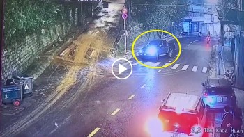 xe ban tai mat lai lao thang vao nha dan