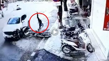 khoanh khac o to vao cua mat lai tong nguoi di xem may nguy kich