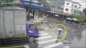 xe tai phong nhanh tong nguy kich nguoi dan ong di xe dap
