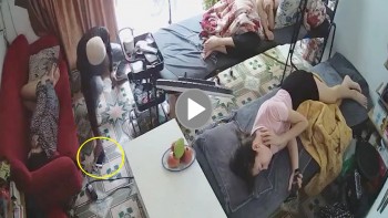 nam thanh nien rinh mo an trom do khi 3 nu nhan vien dang say giac