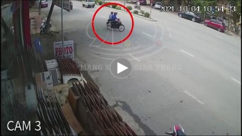 qua duong bat can doi nam nu di xe may bi tong vang