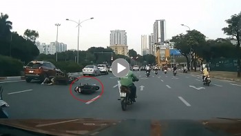 phong nhanh 2 nguoi di xe may dam vao xe khac nga xuong duong