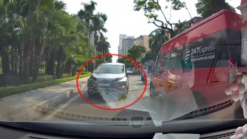 o to 7 cho lieu linh chay nguoc chieu tren pho