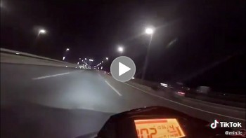 xe phan khoi lon di chuyen voi toc do ban tho tren cau nhat tan