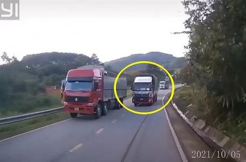 tranh xe tai lan lan o to lao xuong ria duong