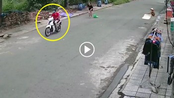 nguoi phu nu bi cuop giat day chuyen ngay truoc cua nha