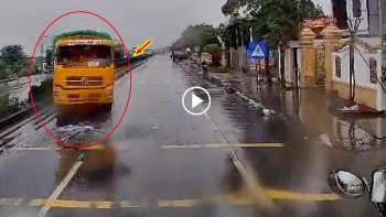 khoanh khac tranh nguoi sang duong au xe tai ben dam nat dai phan cach