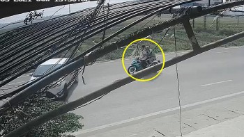 xe may nam gon tren noc o to sau pha va cham kinh hoang
