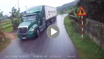 xe dau keo danh lai lat nghieng vi tranh container