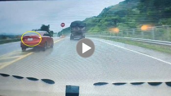 o to cho 5 nguoi phong nhanh dam vao dai phan cach roi lat nghieng