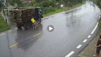 sang duong ngap ngung nguoi dan ong bi xe tai tong