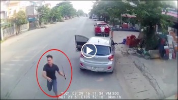 xe tai vuot au bi 2 thanh nien chan dau dap vo kinh tra dua