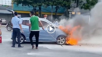 canh sat giao thong cung nguoi dan ho tro tai xe dap lua xe o to giua duong