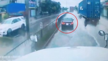 bi nuoc mua che tam nhin tai xe container danh lai xuat than tranh va cham