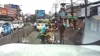 xe may chay au bat ngo tat dau o to